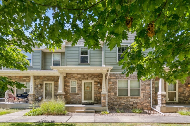 Building Photo - 1894 N Dubuque Rd Rental