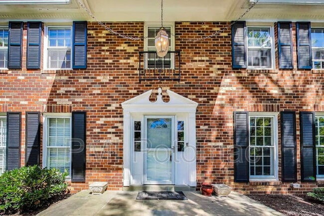 Building Photo - 1718 Crestview Dr Rental