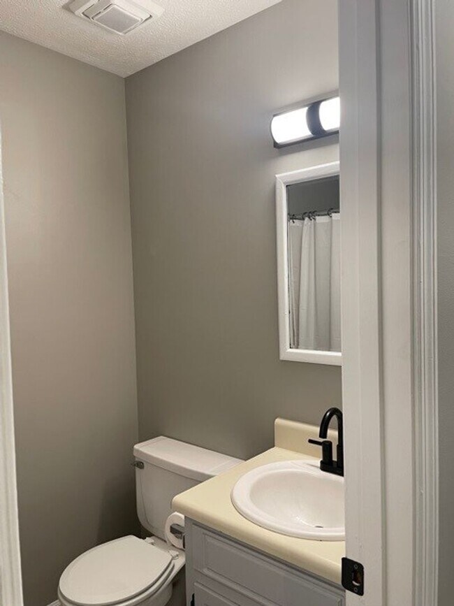 Photo - Available NOW – Renovated 3 Bedroom, 2 Bat... Casa