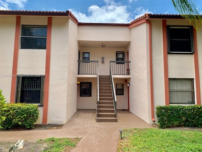 Building Photo - 905 NE 209th St Unit 102-30 Rental