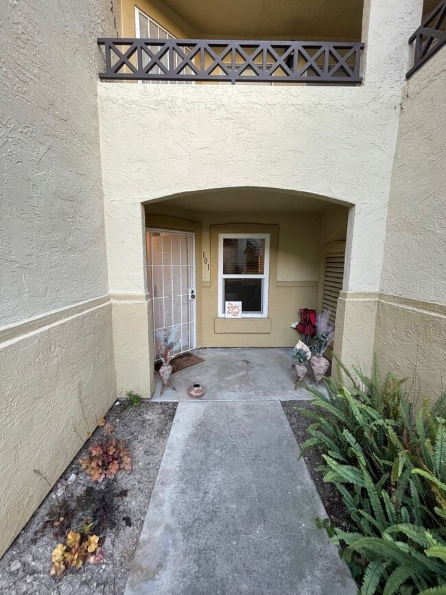 Building Photo - Eastlake Shores Downstairs Condo feat. Two Bedrooms and Two Bathrooms Unit 101