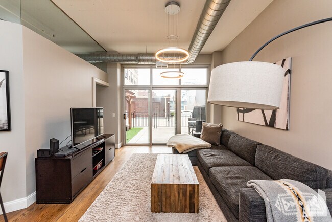 Building Photo - 1000 W Adams St Unit 314