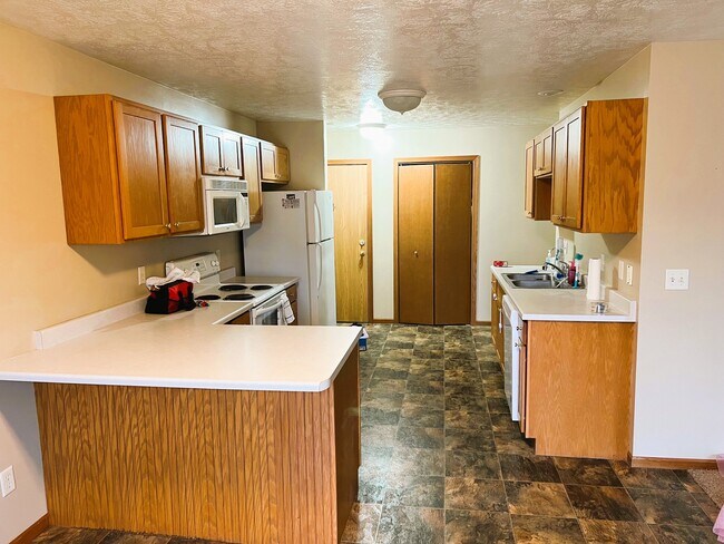 Kitchen - 1400 E Rushmore Dr Unit 3