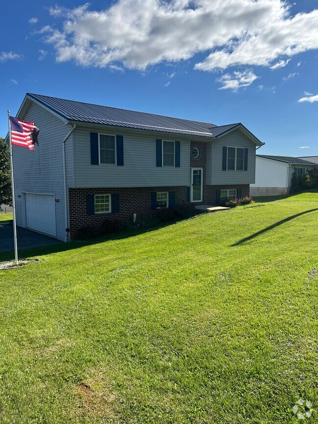 Building Photo - 3 bedroom 2 bathroom Home In Shippensburg PA!