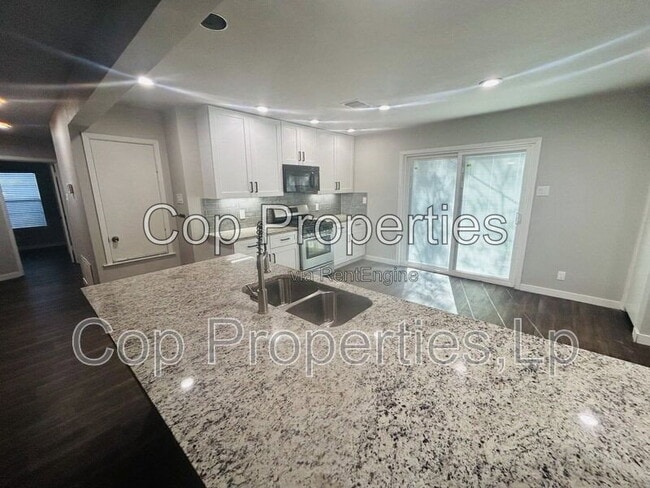 Photo - 2914 Greenacres St