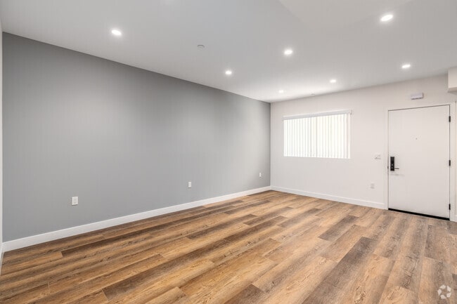 2BR, 2BA - 913SF - Living Room