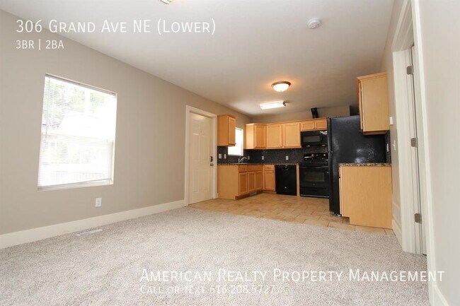 Photo - 306 Grand Ave NE