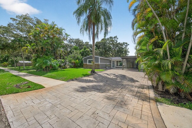 Photo - 6640 Douglas St