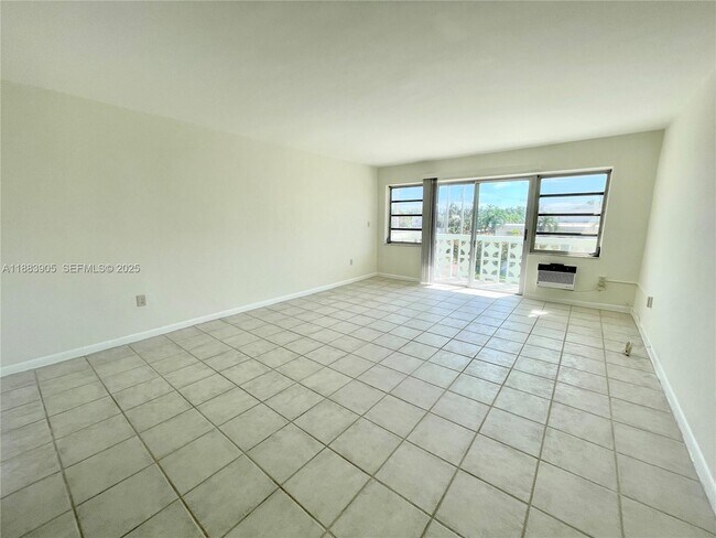 Photo - 1100 NE 11th St Unidad 302