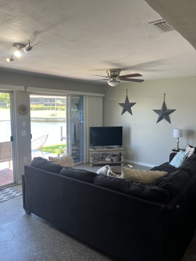 Photo - 24 Oakwood Dr N