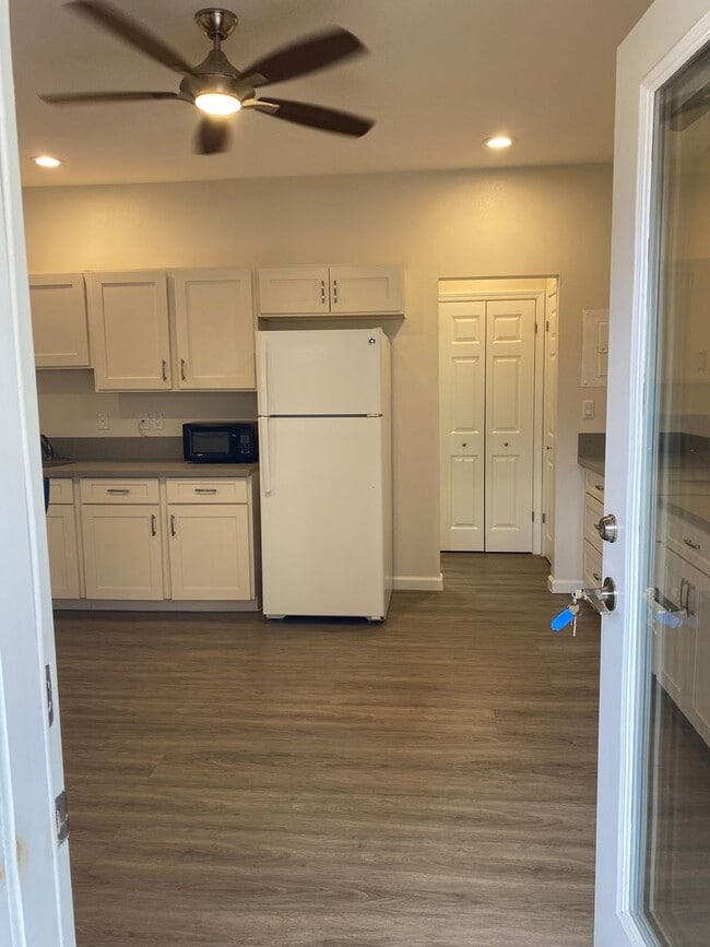 Photo - Cute Liliha Studio, Utilities included