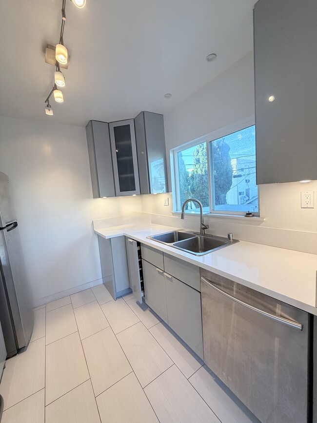 Building Photo - 5707 Virginia Ave Unit 8