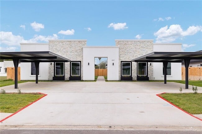 Building Photo - 17 Selena St Unit 1