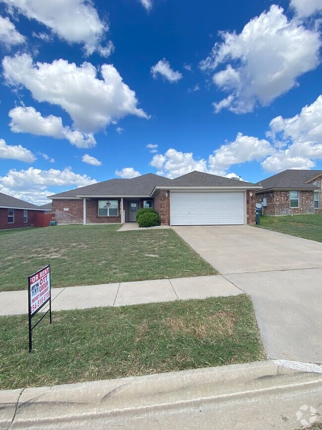 Building Photo - Lovely 4 bedroom 2 bath home located in qu...