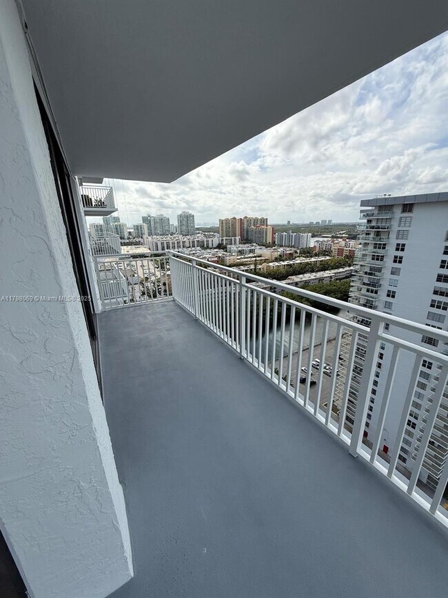 Photo - 210 174th St Unidad 2310