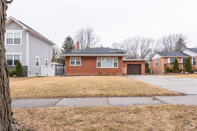 Building Photo - 114 N Forest Ave Rental