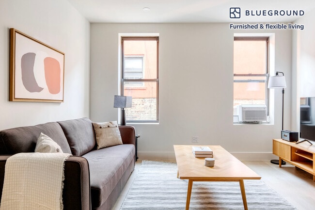 Building Photo - 300 W 21st St Rental
