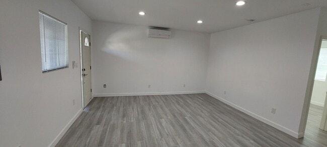 Photo - 5709 Klump Ave