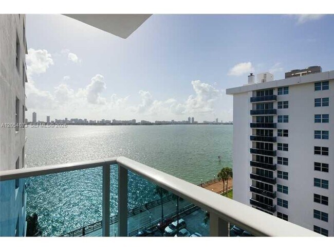 Building Photo - 7501 E Treasure Dr Unit 8C