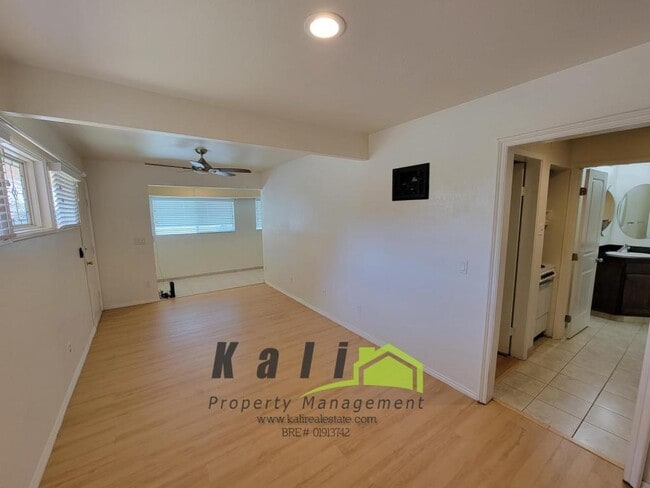 Photo - 1944 Oxford Ave