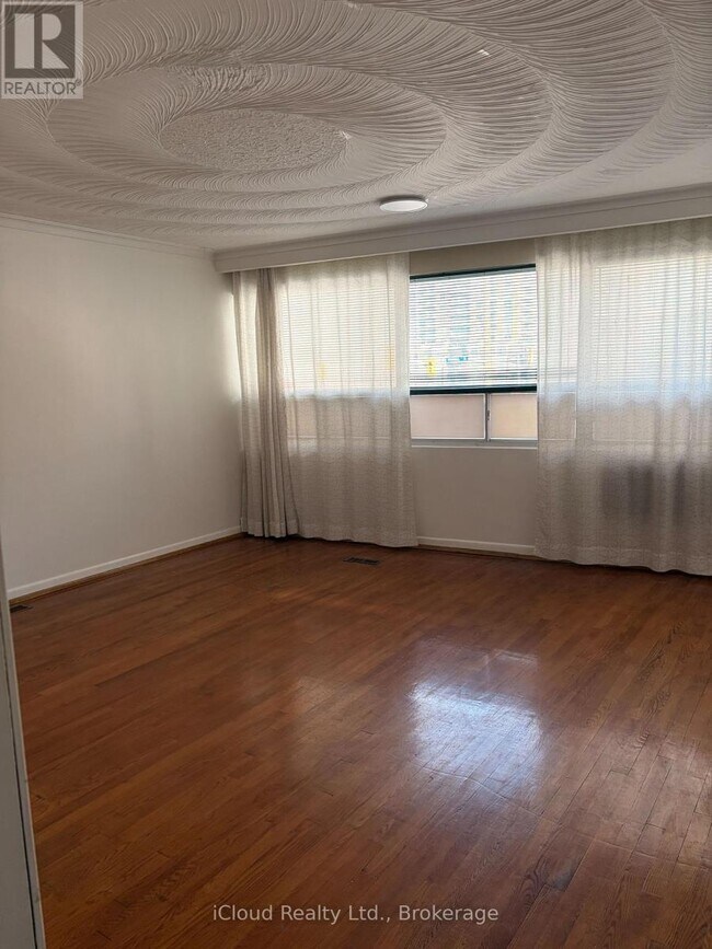 Photo - 5084 Dundas St W