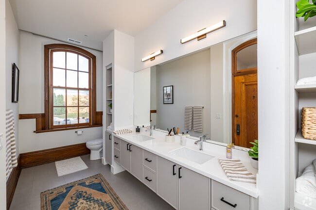 3BR, 2BA - 1,728SF - Bathroom
