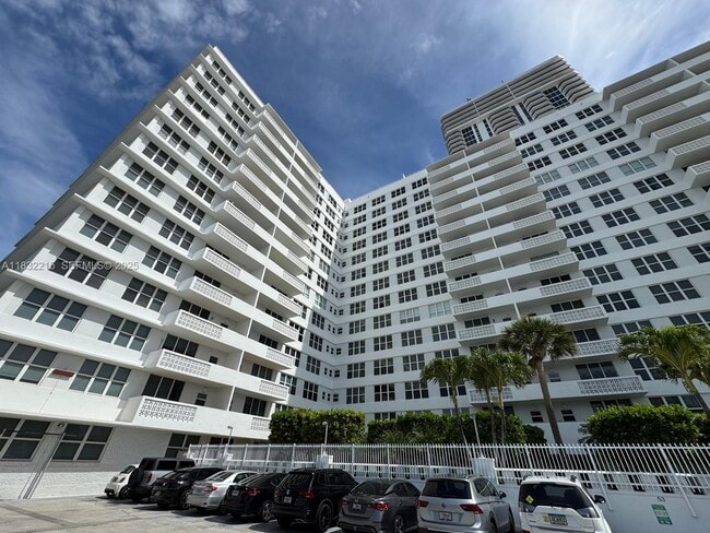Building Photo - 4747 Collins Ave Unit 502