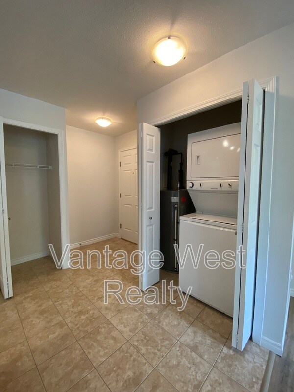 Photo - 598-598 Sutherland Ave