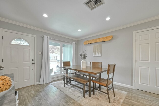 Photo - 2210 Saxon Dr