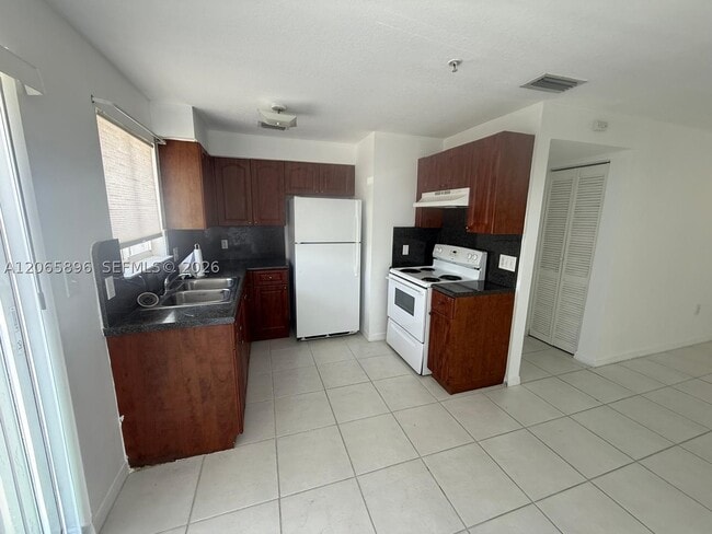 Building Photo - 1453 SW 3rd St Unit 303