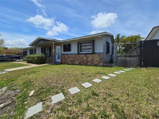 Photo - 26162 SW 123rd Pl Apartamento Unidad Back