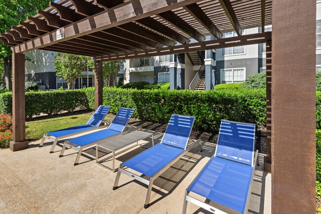 Cómodos asientos en la piscina - Oak Forest