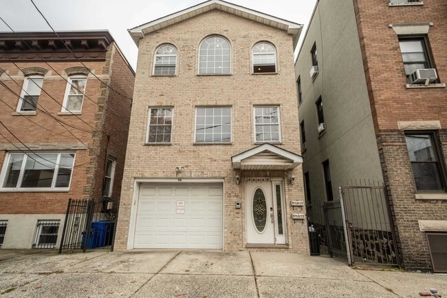 Building Photo - 90 Leonard St Unit 2A