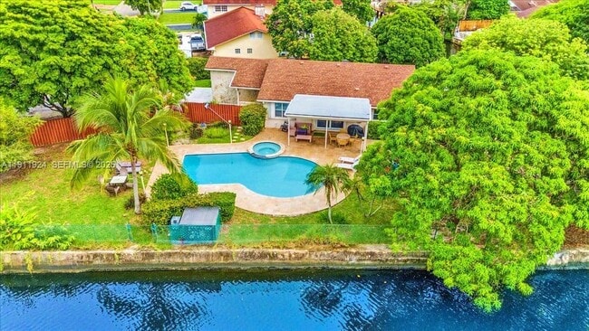 Photo - 2650 Scott St