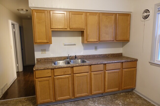 Photo - 5824-26 N 83rd St