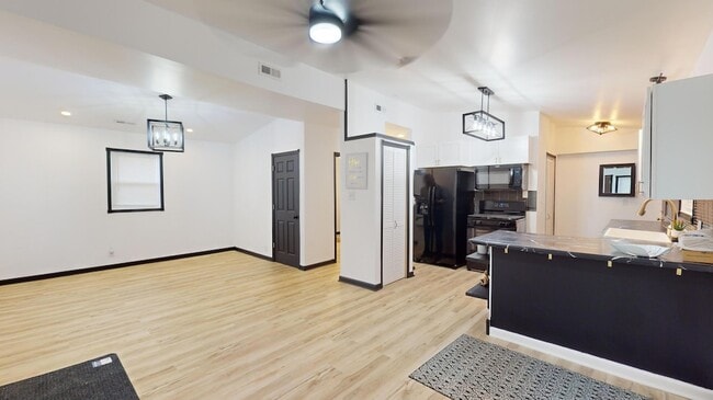 Photo - 737 E 47th Ave