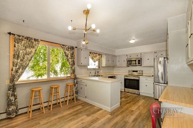 Building Photo - Duplex-Upper Unit in Aurora Subdivision