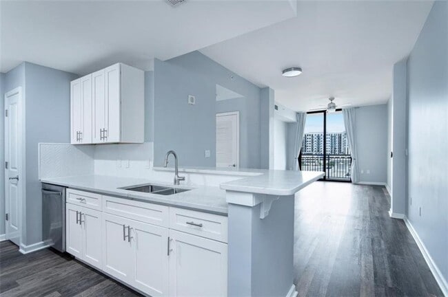 Photo - 3040 Peachtree Rd Unidad 613