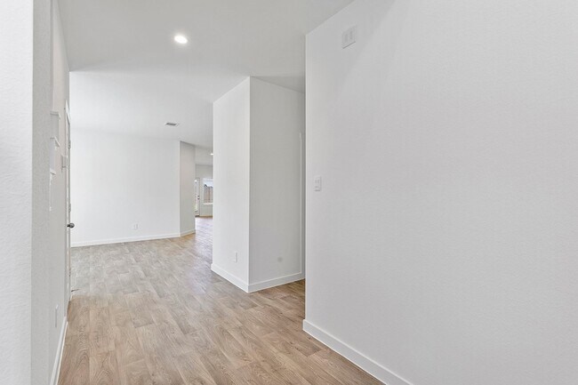 Photo - 31634 Whittis Hl Wy