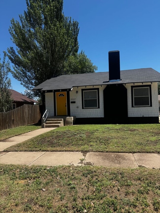 Building Photo - Adorable home located near Amarillo College 3/1/1