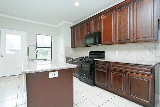 Photo - 990 Grenshaw St