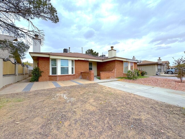 Building Photo - Northeast El Paso 2 bed Refrig A/C Duplex