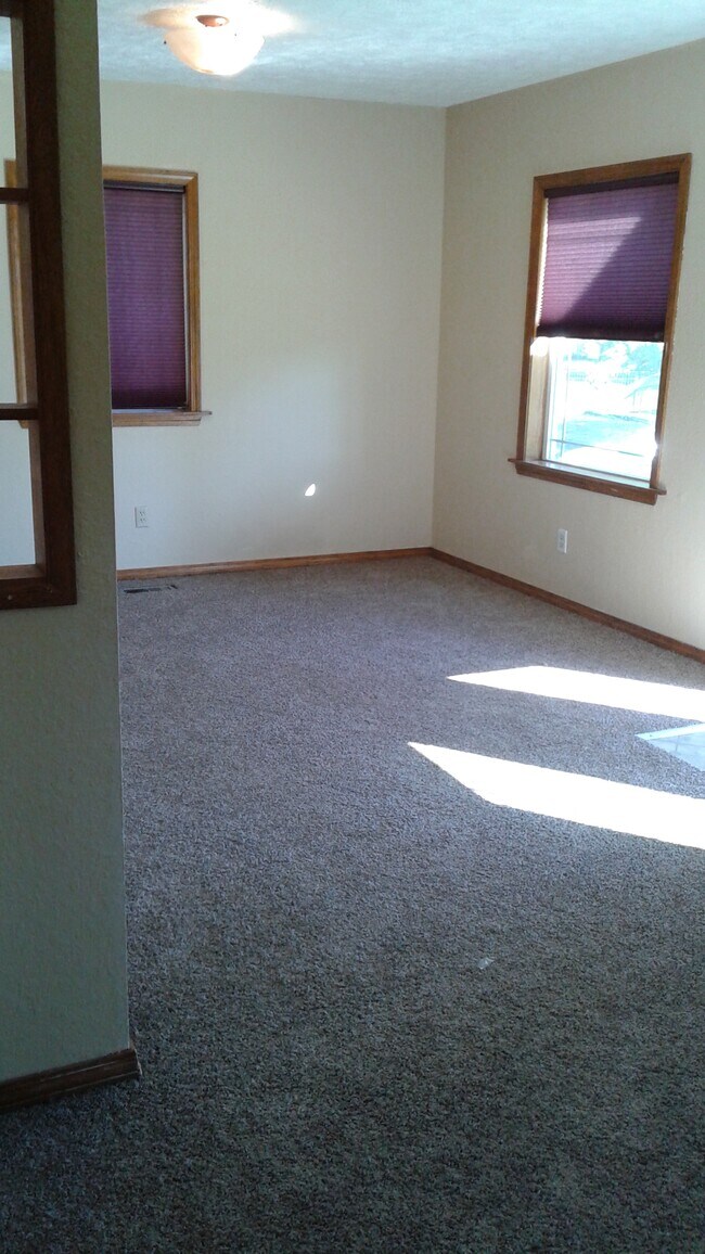 Living area. - 3217 N Smith