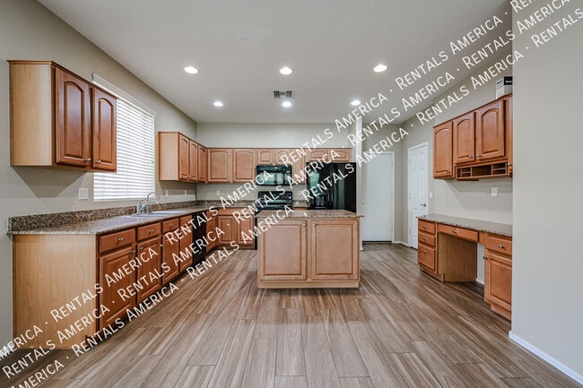 3382 E Roadrunner Dr