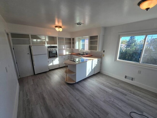 Photo - 1615 Hanaford Ave