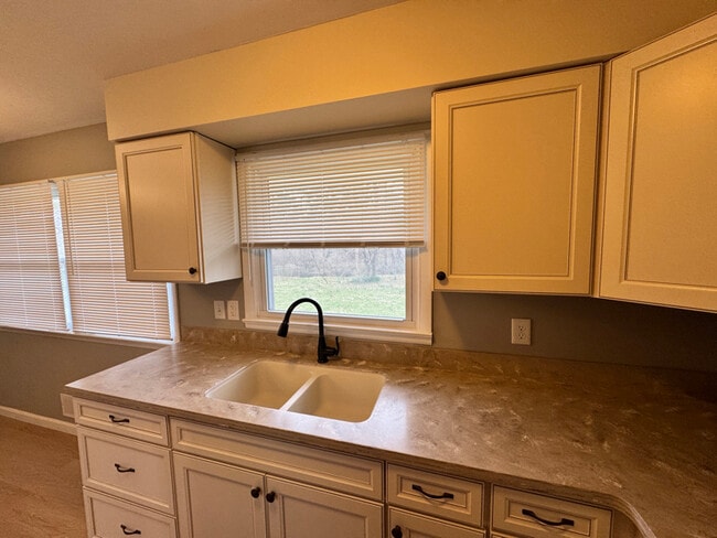 Photo - 1400 E Hanna Ave