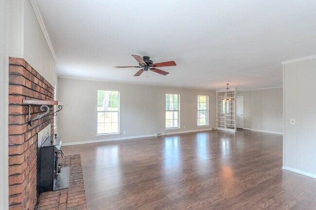 Photo - 6 Bedrooms!!!!! 4 Baths! 2 kitchens! Donelson Area