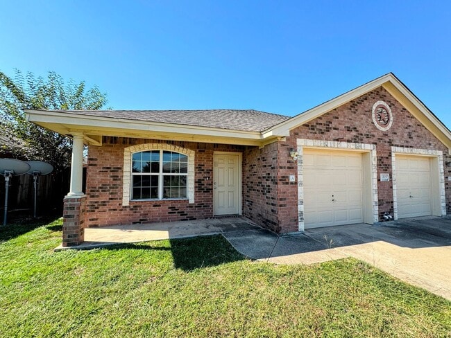 Building Photo - 1204 Cinch Dr