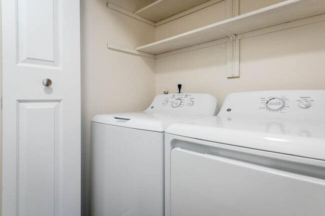 Fernwood Court | 2x1C Área de lavandería y estanterías empotradas - Fernwood Court Apartments