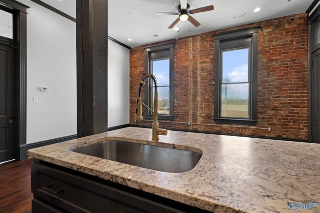 Photo - 719 Bank St NE Unit 4